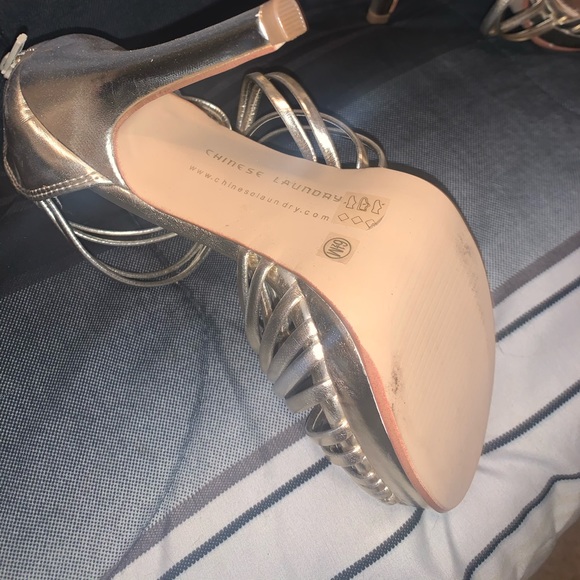 Gold women’s Chinese laundry heels - Picture 2 of 2